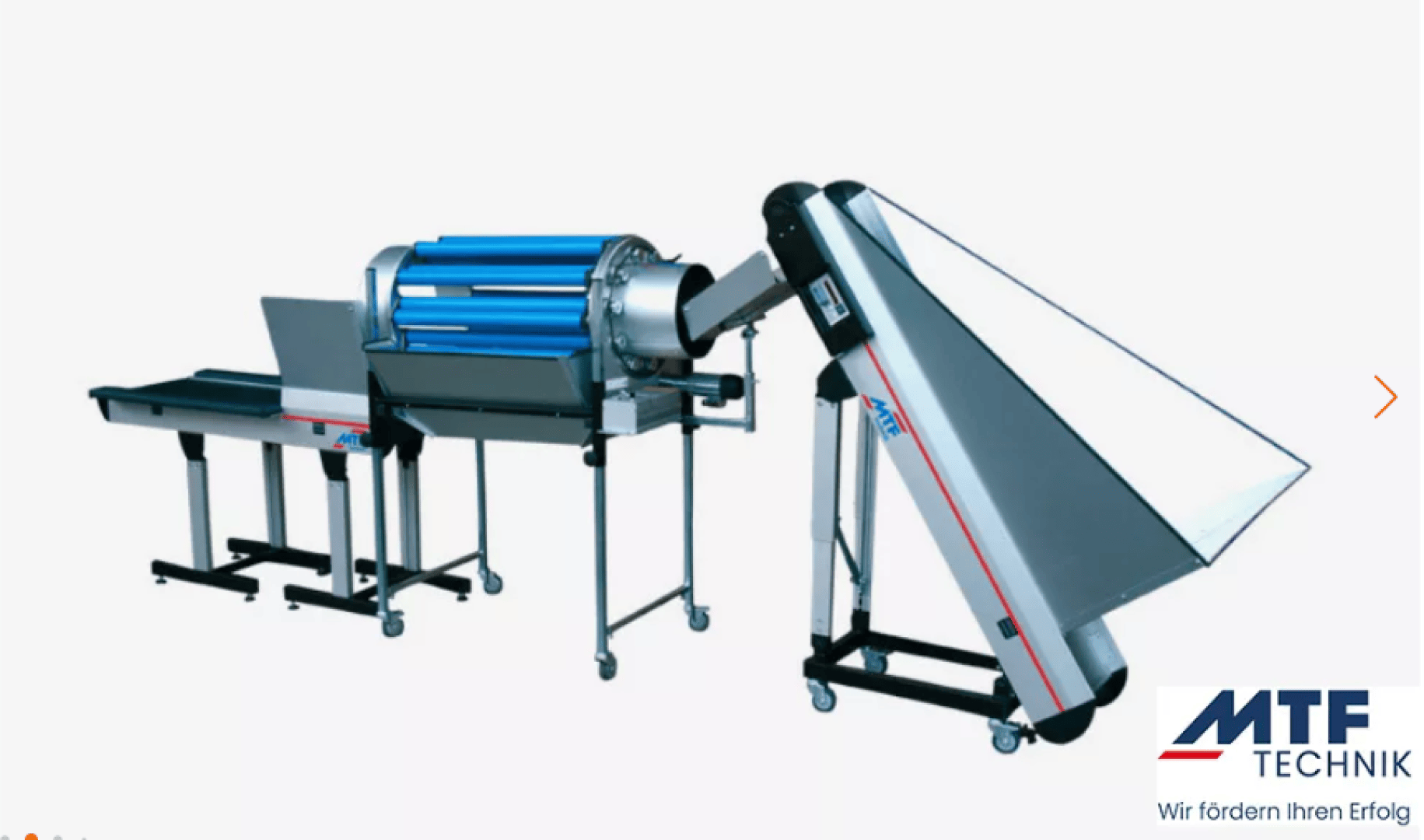 Eine moderne Industriemaschine mit blauen Walzen, einem Förderband und einer geneigten Ladefläche auf Rädern. Das Logo von MTF Technik befindet sich in der unteren rechten Ecke.