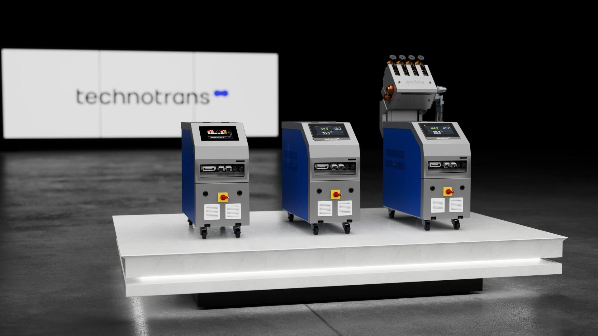 Mehrere Maschinen auf einer weißen Fläche.