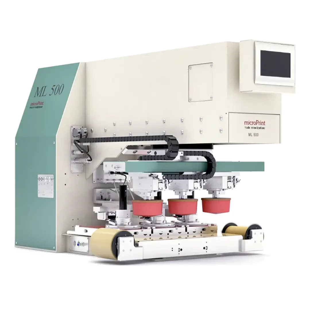 Une grande machine de tampographie industrielle avec plusieurs tampons rouges, un écran de contrôle et un boîtier blanc et vert portant les inscriptions ML 500 et microPrint. L'appareil est conçu pour des procédés d'impression automatisés.
