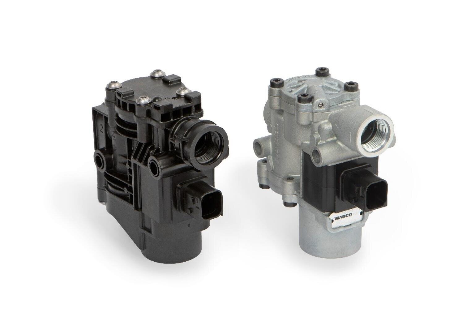 Zwei Entlüftungsventile für Kfz-Lufttrockner, ein schwarzes und ein silbernes, stehen aufrecht nebeneinander auf einem weißen Hintergrund. Beide haben einen zylindrischen Sockel und mehrere Anschlüsse für Schläuche oder Kabel.