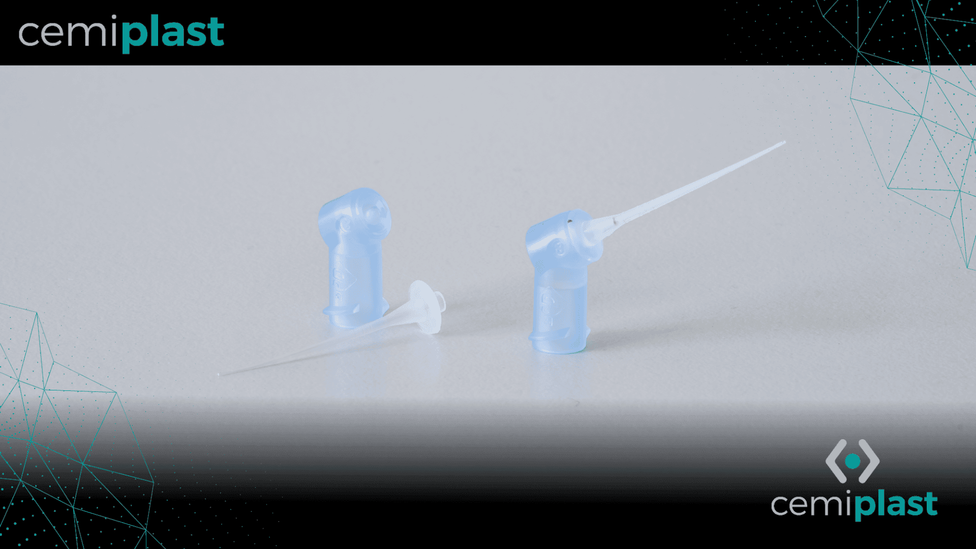 Zwei blaue Präzisionsdosierspitzen aus Kunststoff mit langen, dünnen Düsen stehen aufrecht auf einer hellgrauen Fläche. Der Hintergrund zeigt das Logo und den Schriftzug von cemiplast.