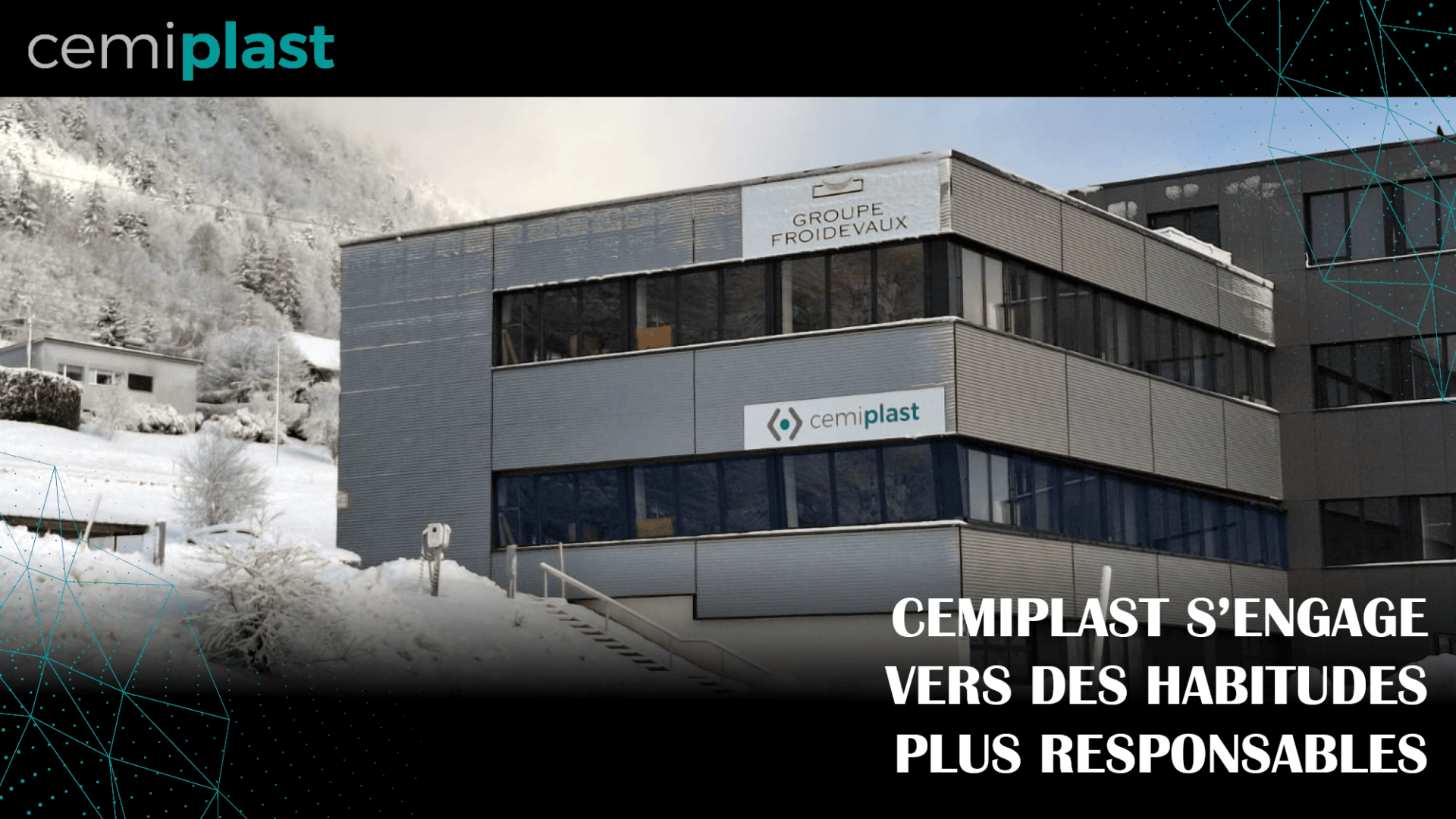 Ein modernes Gebäude mit den Schildern cemiplast und Groupe Froidevaux an der Fassade, umgeben von schneebedeckten Bäumen und Hügeln; der Text sagt, Cemiplast verpflichtet sich zu verantwortungsvolleren Gewohnheiten.