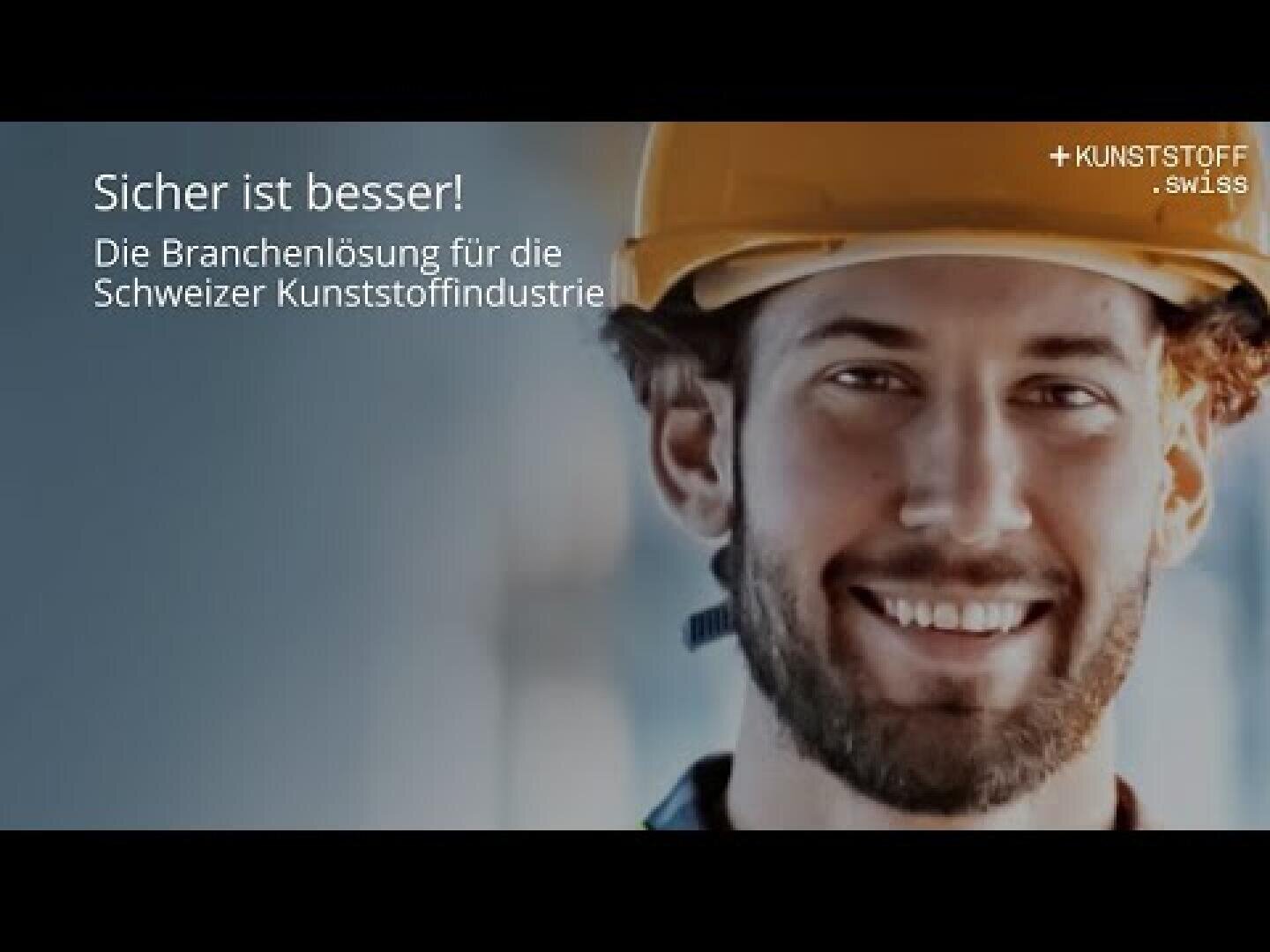 Ein lächelnder Mann mit einem gelben Schutzhelm ist in Nahaufnahme zu sehen. Der deutsche Text auf der linken Seite lautet: Sicher ist besser! Die Branchenlösung für die Schweizer Kunststoffindustrie. Oben rechts steht das Logo +KUNSTSTOFF SWISS.
