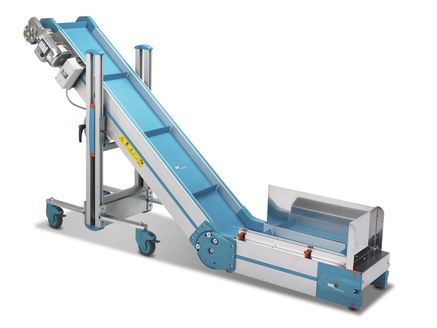 Ein blaues und silbernes Schrägförderband mit Rädern, Metallrahmen und einem Motor an einem Ende, das für die Aufwärtsbewegung von Materialien in industriellen Umgebungen konzipiert ist.