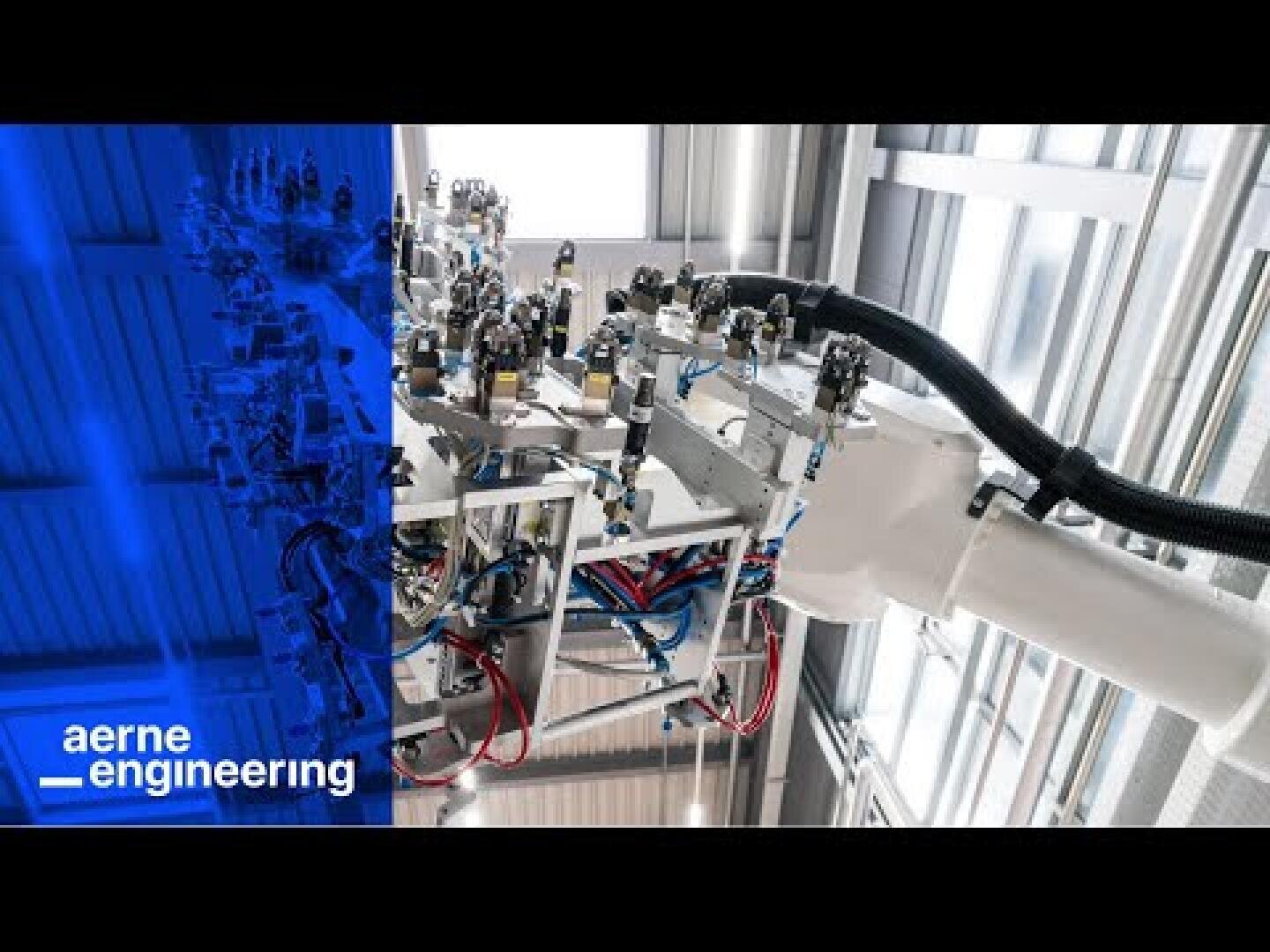Un gros plan de machines industrielles avec des tubes et des fils complexes dans une installation lumineuse. Le côté gauche a une superposition bleue avec le texte aerne engineering en blanc.