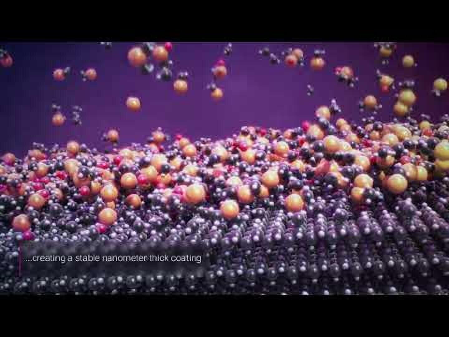 Une illustration numérique montre des grappes de sphères multicolores au-dessus d'une couche dense de petites sphères violet foncé représentant des molécules qui forment un revêtement d'une épaisseur de plusieurs nanomètres. Le texte dit : ...qui forment un revêtement stable d'une épaisseur de plusieurs nanomètres.