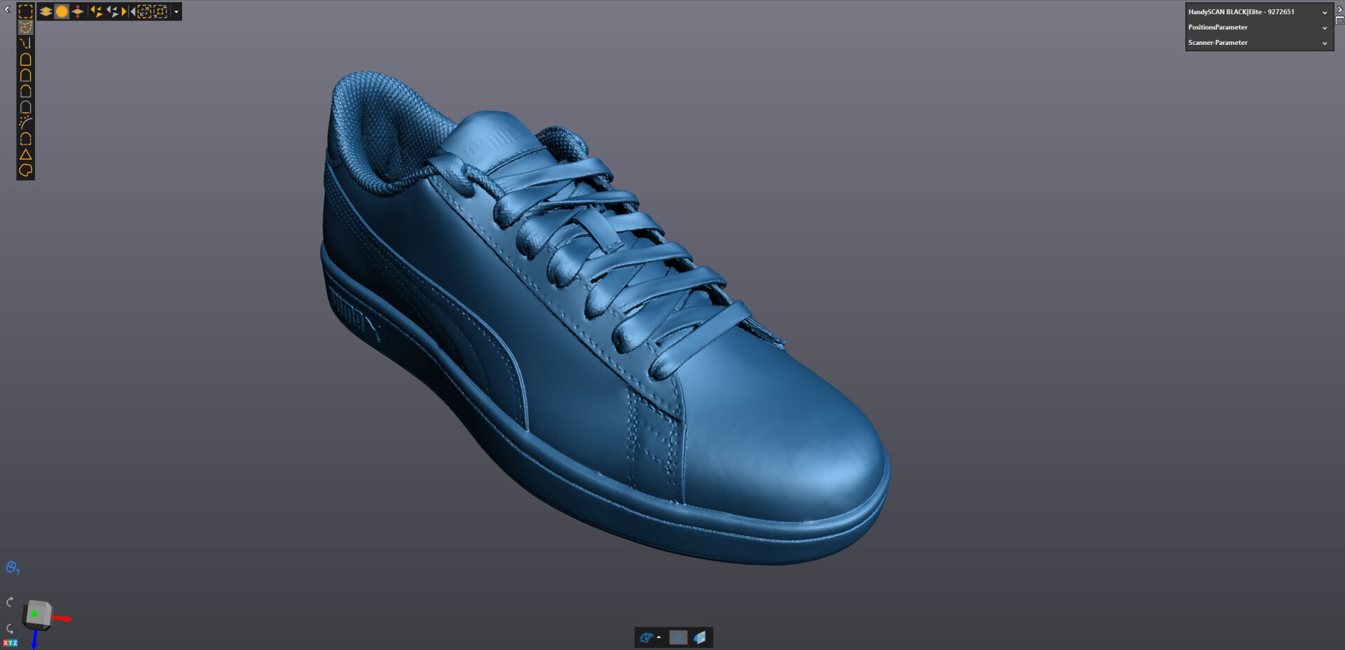 Ein 3D-gerendertes Modell eines Sneakers wird vor grauem Hintergrund angezeigt. Es zeigt detaillierte Schnürsenkel, Nähte und Texturen. Der Schuh ist nach rechts geneigt. Um das Bild herum sind verschiedene Symbolleisten und Menüs sichtbar.