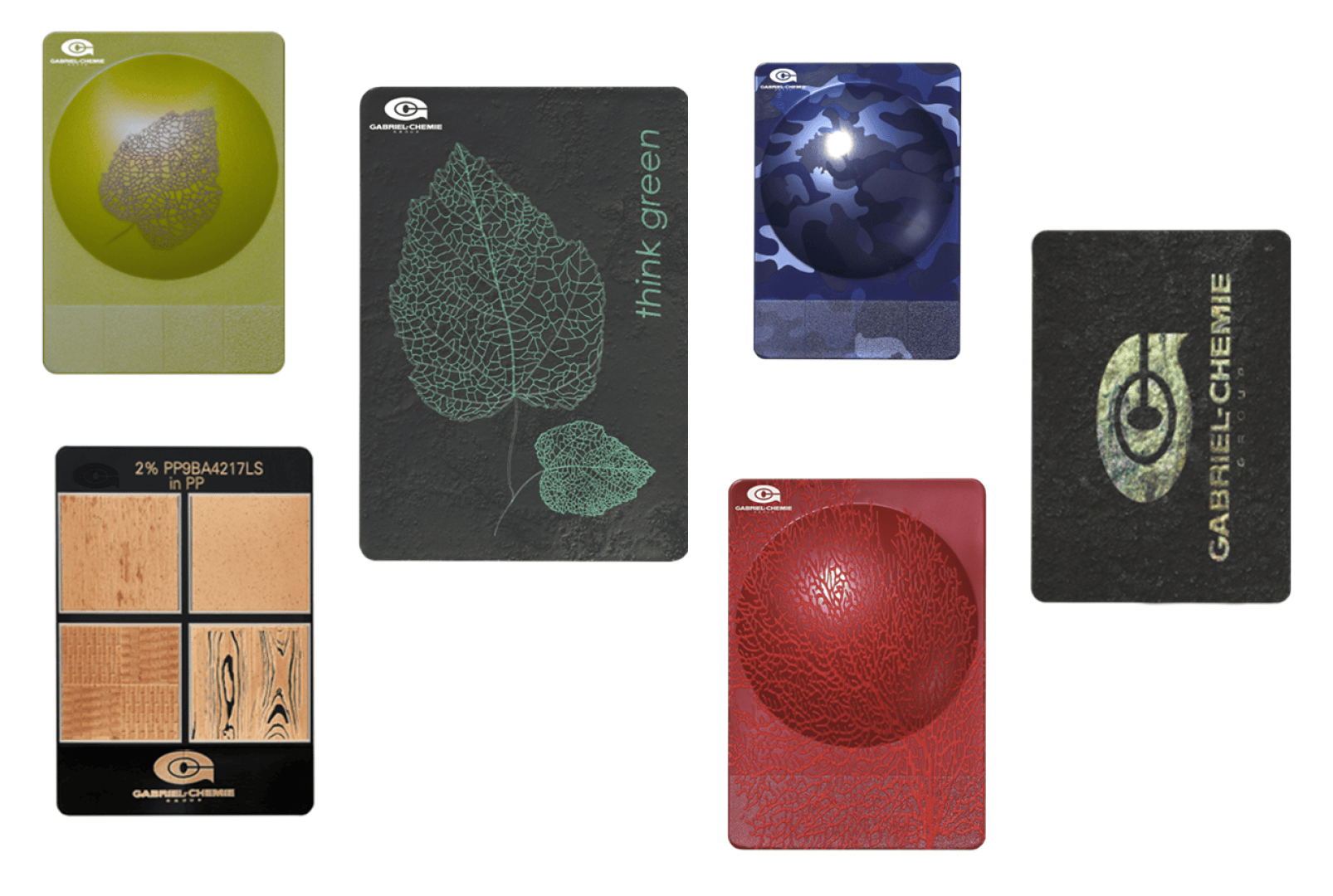 Sechs rechteckige Plastikmusterkarten mit verschiedenen Texturen, Mustern und Farben, einschließlich grüner Blattmuster, Holzmaserung, Tarnung und rissige rote und grüne Kugeln, alle mit dem Branding "Gabriel-Chemie" versehen.