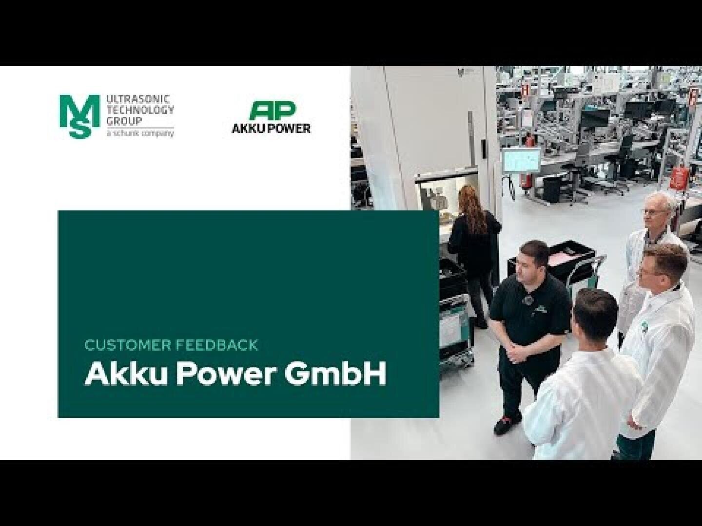 Vier Männer, einige in Laborkitteln, stehen in einer modernen Industrieanlage. Der Text lautet "Customer Feedback Akku Power GmbH", daneben sind die Logos der Ultrasonic Technology Group und von Akku Power abgebildet.