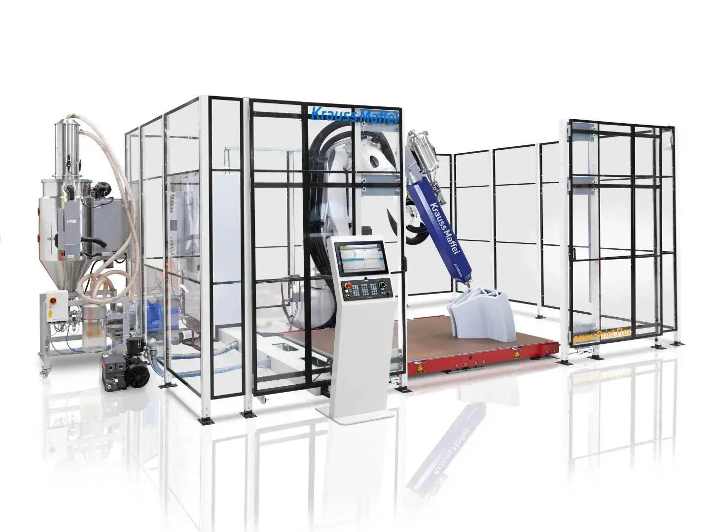 Ein moderner industrieller 3D-Drucker mit einem Roboterarm in einer transparenten Sicherheitskabine, einem Bedienfeld im Vordergrund und zusätzlichen Maschinen, die durch Schläuche verbunden sind, auf der linken Seite, vor einem weißen Hintergrund.