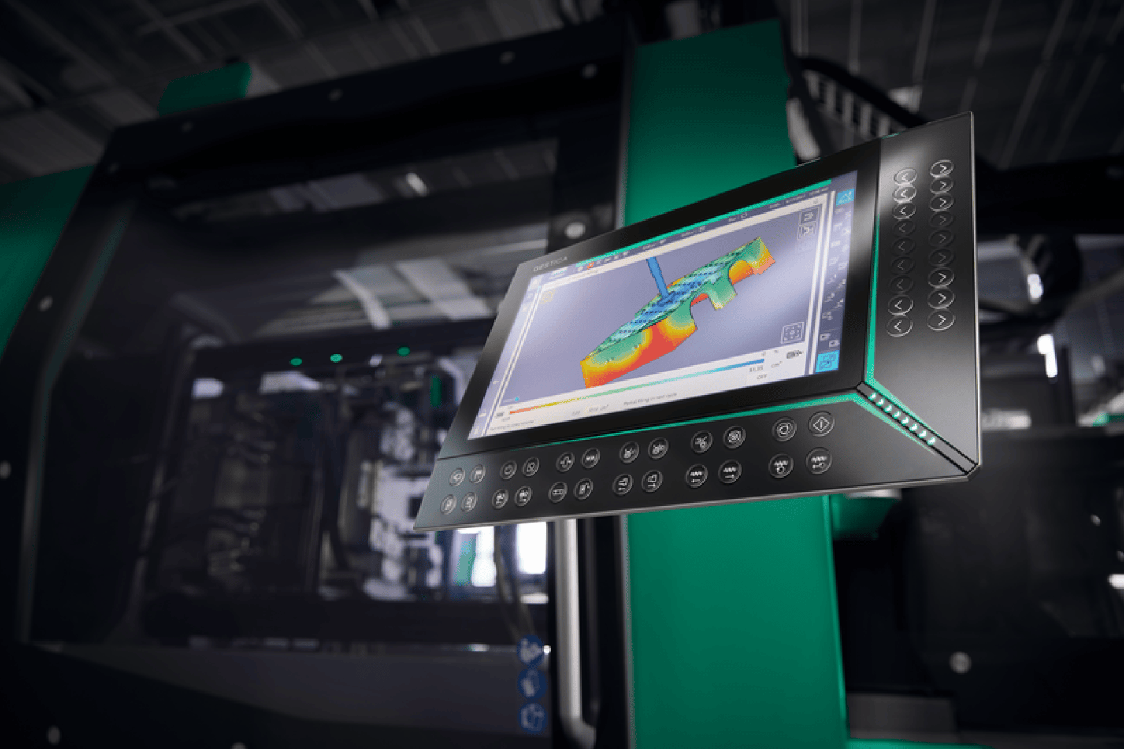 Nahaufnahme eines industriellen Bedienfelds mit einem Touchscreen-Display, das ein farbenfrohes 3D-CAD-Modell in einer modernen Fertigungsanlage zeigt. Im unscharfen Hintergrund sind Maschinen und Anlagen zu sehen.