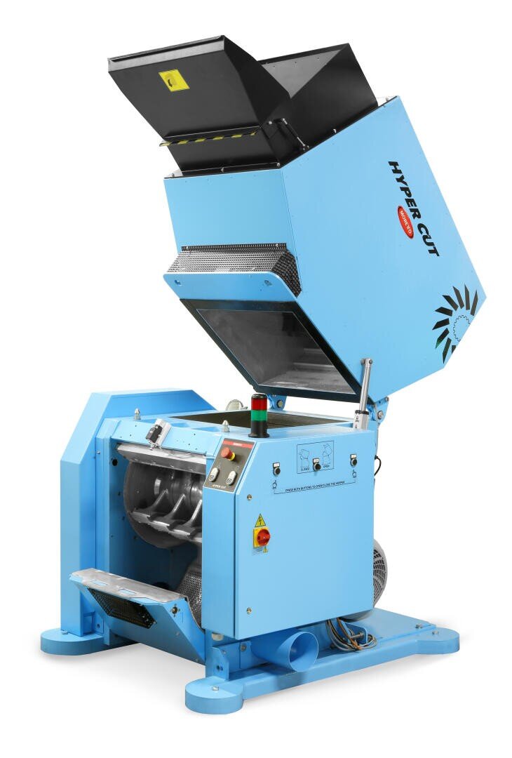 Une grande granuleuse plastique bleue portant l'inscription HYPER CUT, présentée avec la trémie ouverte et la chambre de traitement ouverte, laissant apparaître les lames de coupe internes et les composants mécaniques.