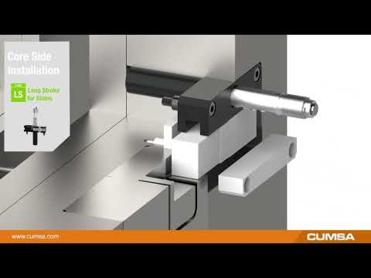 Une illustration 3D montre une installation côté noyau d'un composant de moule portant l'inscription Long Stroke for Molds. L'assemblage est composé de pièces métalliques et de barres, le logo Cumsa et le site web étant visibles en bas à droite.