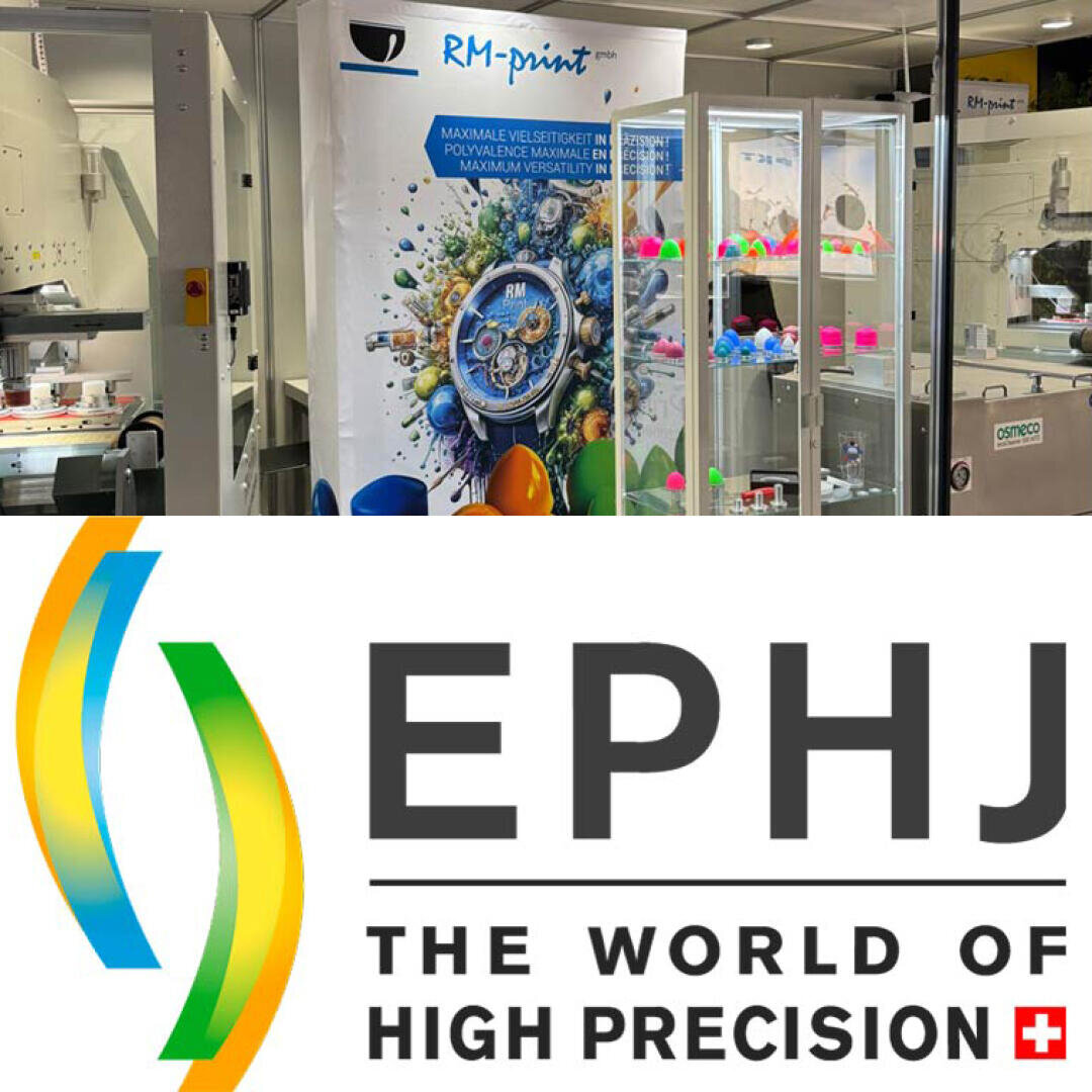 Un stand d'exposition avec le logo RM-print, des objets imprimés en 3D dans des vitrines et une bannière au-dessus du logo de l'EPHJ avec le slogan The World of High Precision et un symbole de drapeau suisse.