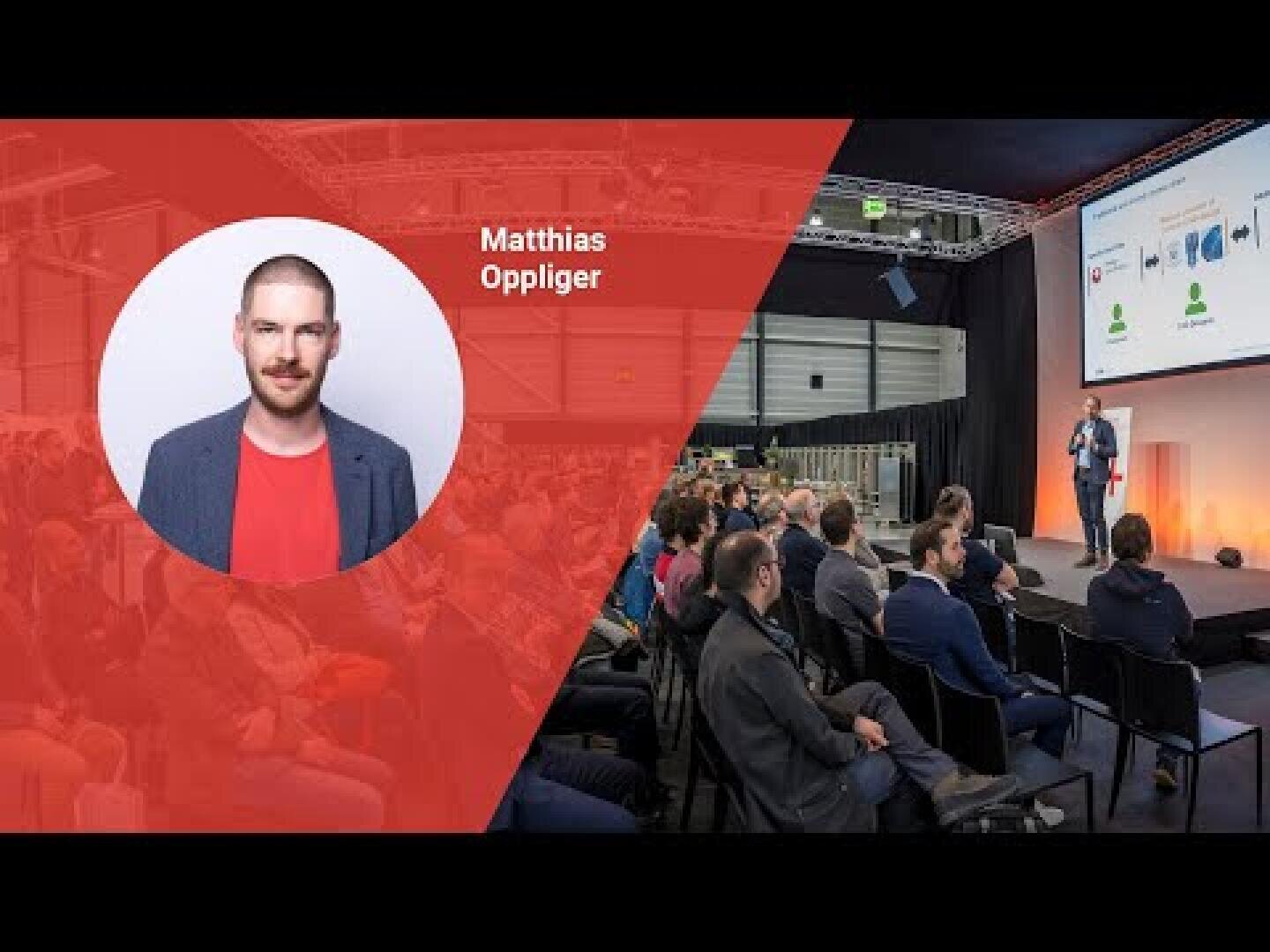 Une image divisée avec le portrait d'un homme portant l'inscription Matthias Oppliger sur un fond rouge, à côté d'un public qui regarde un orateur donner une conférence dans un grand hall.
