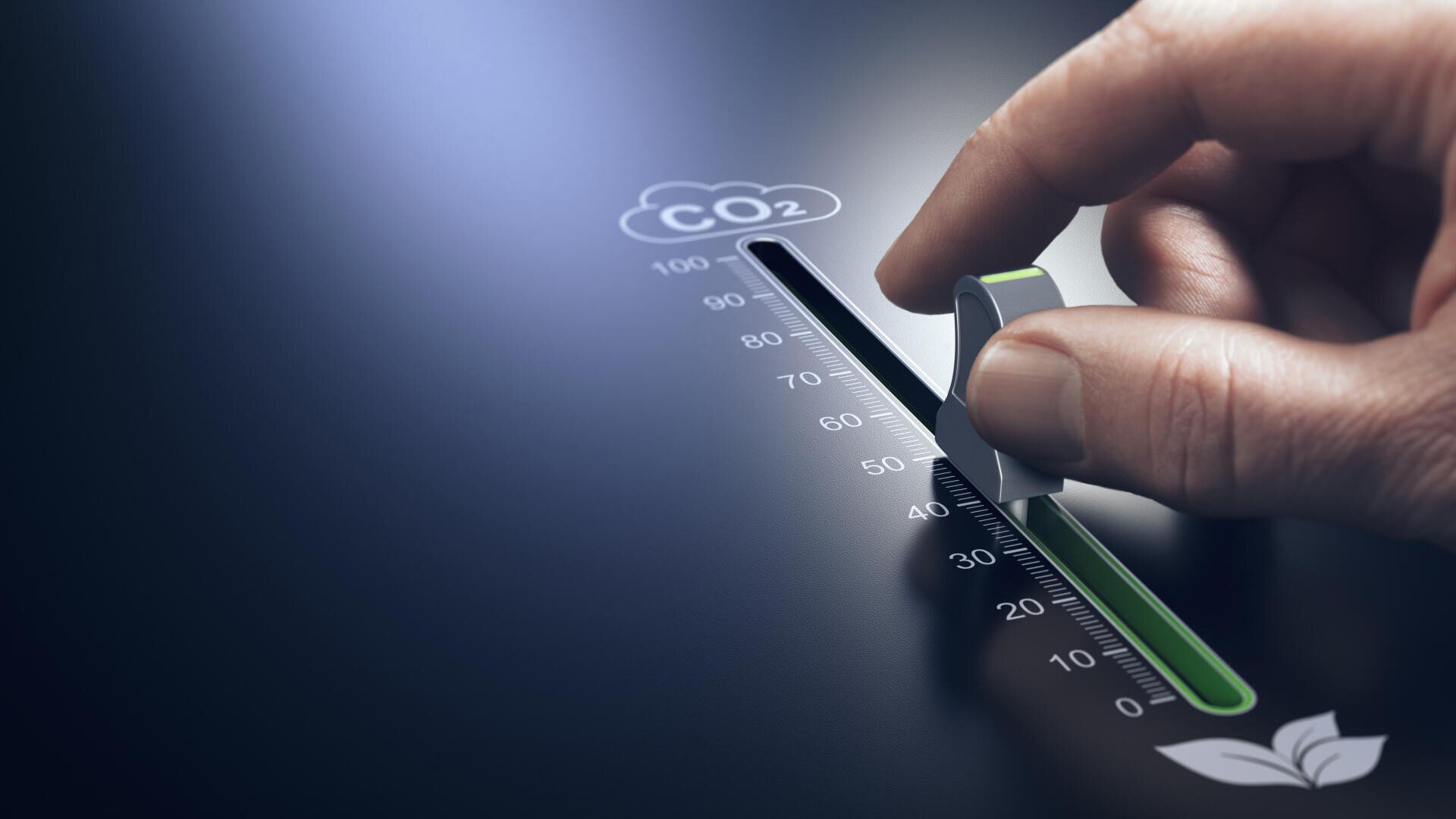Une main ajuste un curseur sur lequel est inscrit CO2, abaissant ainsi la valeur sur une échelle numérique, symbolisant les efforts de réduction des émissions de carbone. Dans le coin, on peut voir un petit symbole en forme de feuille, qui représente des initiatives respectueuses de l'environnement.