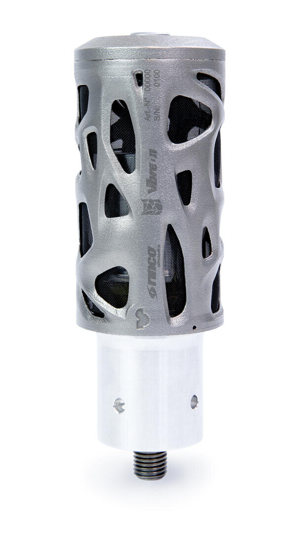 Ein zylindrisches Metallgerät mit einer verschlungenen, gitterartigen Außenhülle und einem massiven Sockel mit einem Gewindeanschluss an der Unterseite, dargestellt auf weißem Hintergrund.