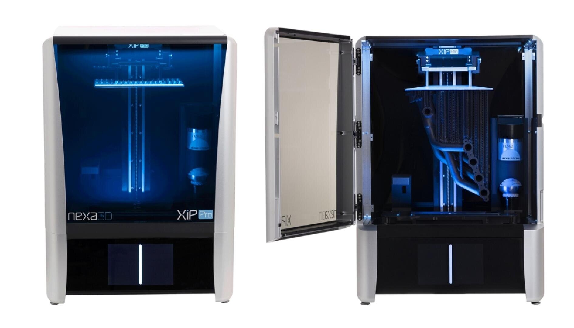 Zwei 3D-Drucker, einer geschlossen und einer geöffnet, mit blauer Innenbeleuchtung. Der geöffnete Drucker enthüllt ein großes gedrucktes Objekt im Inneren. Beide Geräte sind mit nexa3D XiP Pro beschriftet.