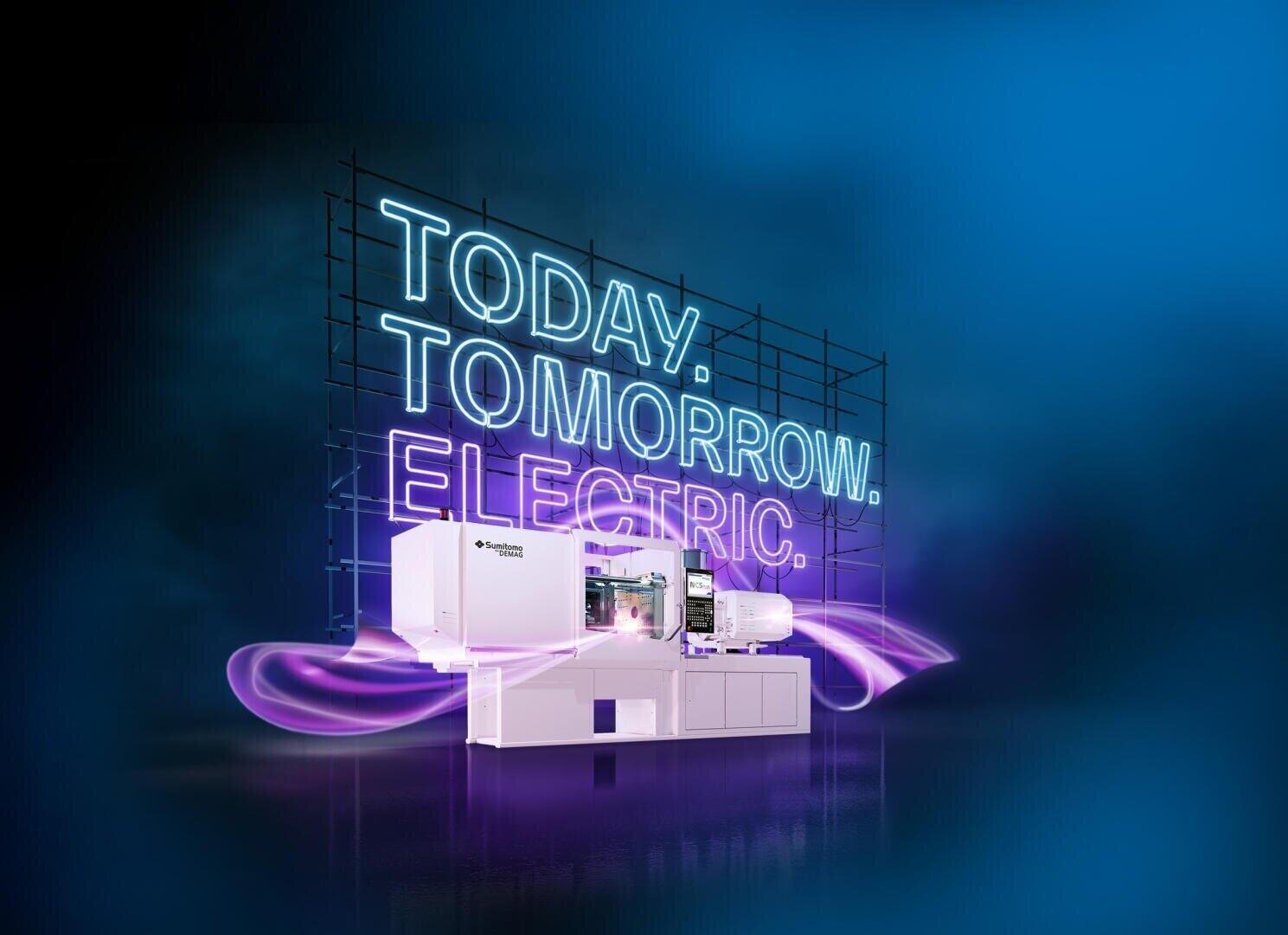Eine weiße Industriemaschine steht vor einer Leuchtreklame mit der Aufschrift TODAY. TOMORROW. ELECTRIC. in blauen und violetten Buchstaben, mit violetten Lichtspuren, die auf blauem Hintergrund um die Maschine herumschwirren.