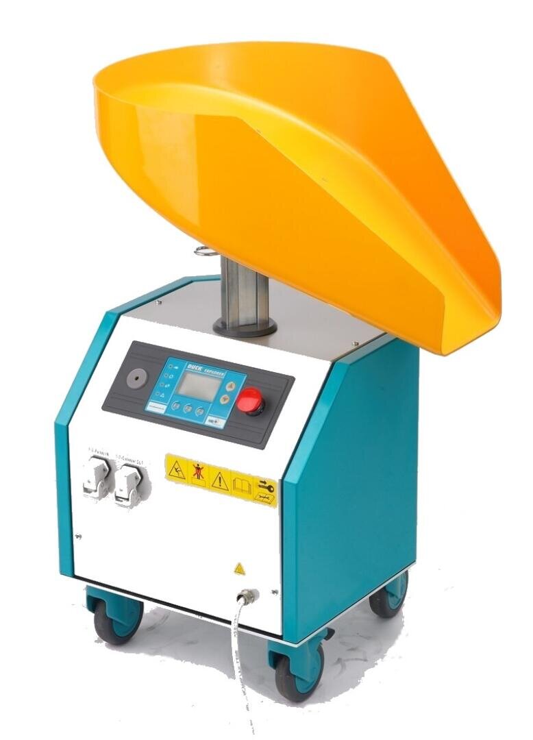 Eine blau-weiße Industriemaschine mit einem orangefarbenen Trichter an der Spitze, einem Bedienfeld an der Vorderseite, einem Stromkabel, Warnschildern und vier Rädern für die Mobilität, fotografiert vor einem weißen Hintergrund.