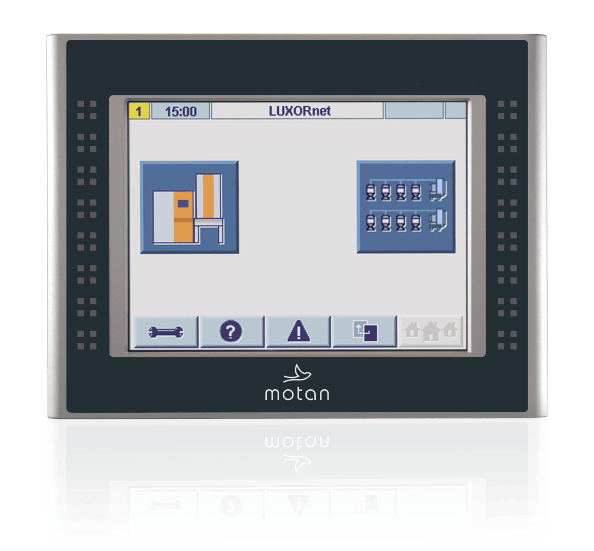 Ein Touchscreen-Bedienfeld mit dem Markennamen motan, das eine Benutzeroberfläche mit Symbolen, eine Digitaluhr mit der Anzeige 15:00 und die Aufschrift LUXORnet zeigt.