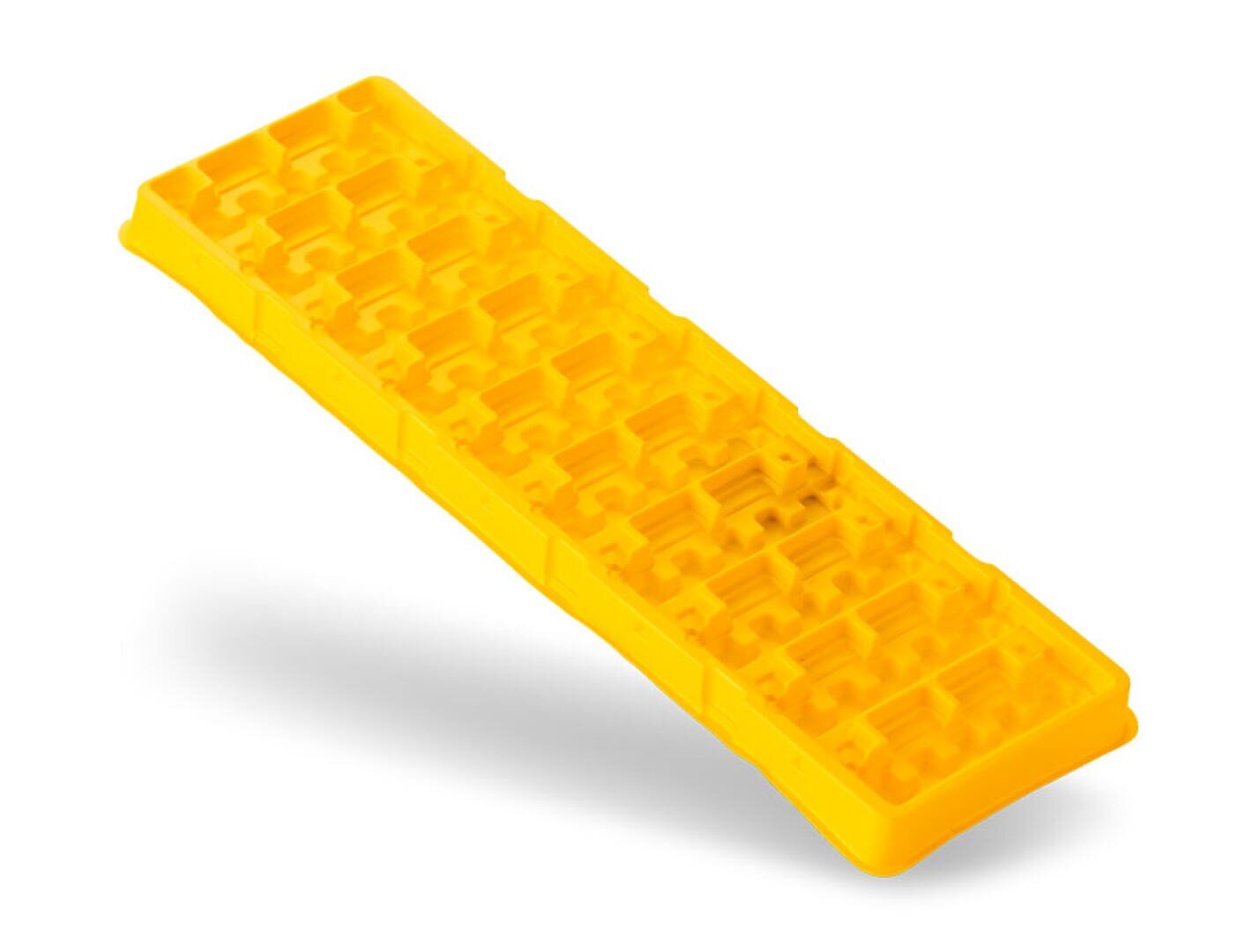 Eine leuchtend gelbe, rechteckige Kunststoff-Nivellierrampe mit gitterartiger Oberfläche, die zur Stabilisierung von Fahrzeugen wie Wohnmobilen oder Anhängern verwendet wird, ist vor einem weißen Hintergrund mit einem schwachen Schatten darunter abgebildet.