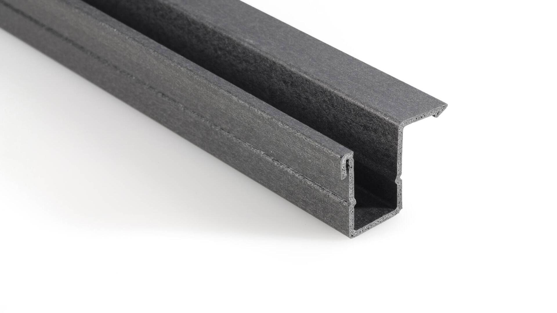 Eine Nahaufnahme eines einzelnen grauen Metallkanals mit C-förmigem Querschnitt, der diagonal auf einem weißen Hintergrund angeordnet ist.