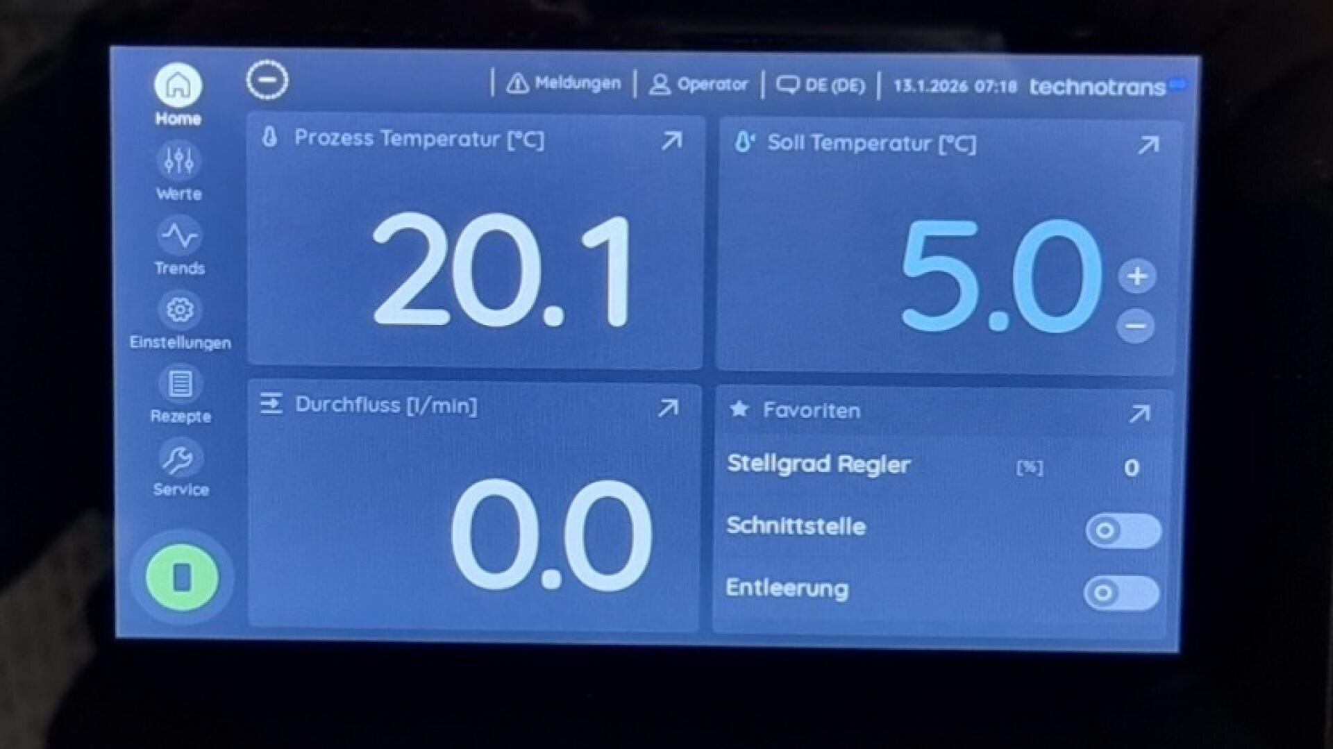Ein digitales Bedienfeld zeigt die Prozesstemperatur von 20,1°C, die Solltemperatur von 5,0°C und die Durchflussmenge von 0,0 l/min an. Zusätzliche Optionen und Menüs sind auf der linken und rechten Seite des Bildschirms sichtbar.