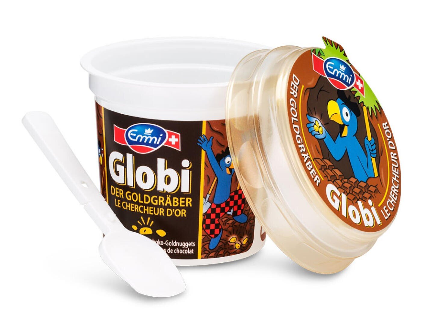 Ein Plastikbecher Emmi Globi Joghurt mit einem Cartoon-Vogel auf der Verpackung, beschriftet mit Der Goldgräber, daneben ein durchsichtiger Deckel mit demselben Motiv und ein weisser Plastiklöffel.