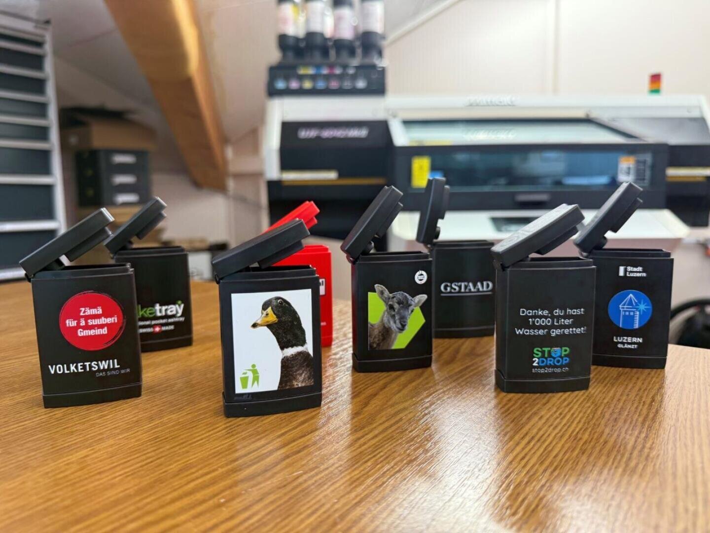 Eine Gruppe von kleinen schwarzen Behältern mit Bildern auf ihnen.