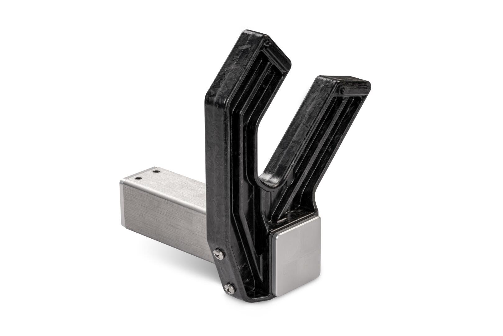 Ein Klebebandabroller aus Metall und schwarzem Kunststoff mit einem V-förmigen Halter und einer beschwerten Basis, isoliert auf weißem Hintergrund.