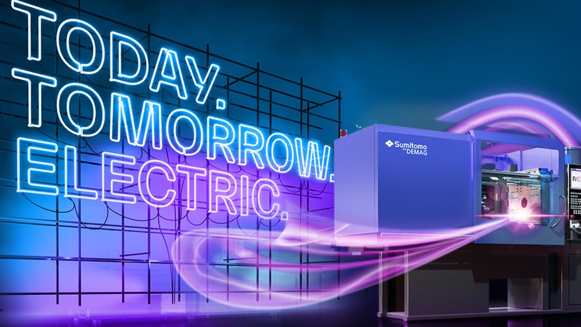 Une machine électrique bleue Sumitomo DEMAG est représentée avec des ondes d'énergie violettes. Derrière elle, un texte en néon indique AUJOURD'HUI. DEMAIN. ELECTRIC. sur un fond de grille sombre.