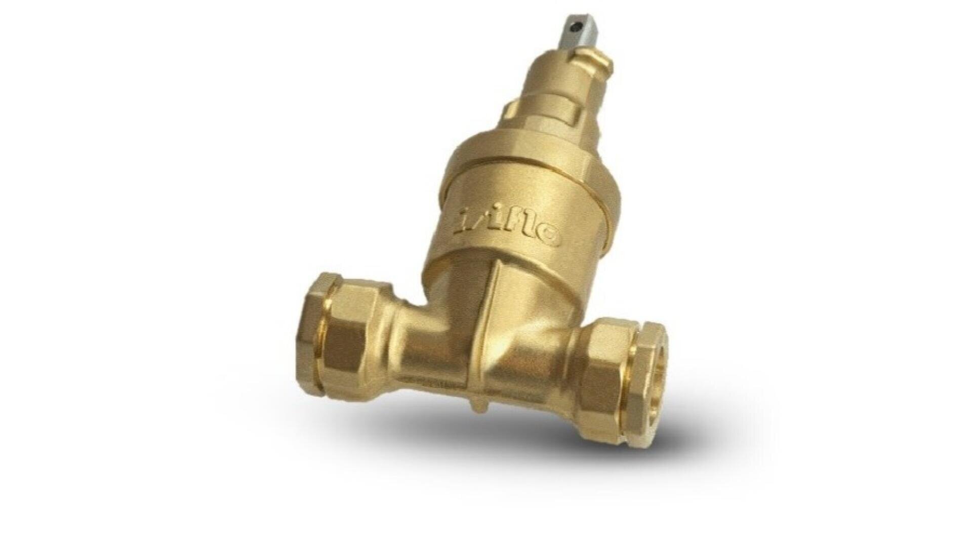 Ein Absperrschieber aus Messing mit Gewinde, der zur Steuerung des Wasserdurchflusses in Sanitäranlagen dient, dargestellt auf weißem Hintergrund mit einem weichen Schatten darunter.