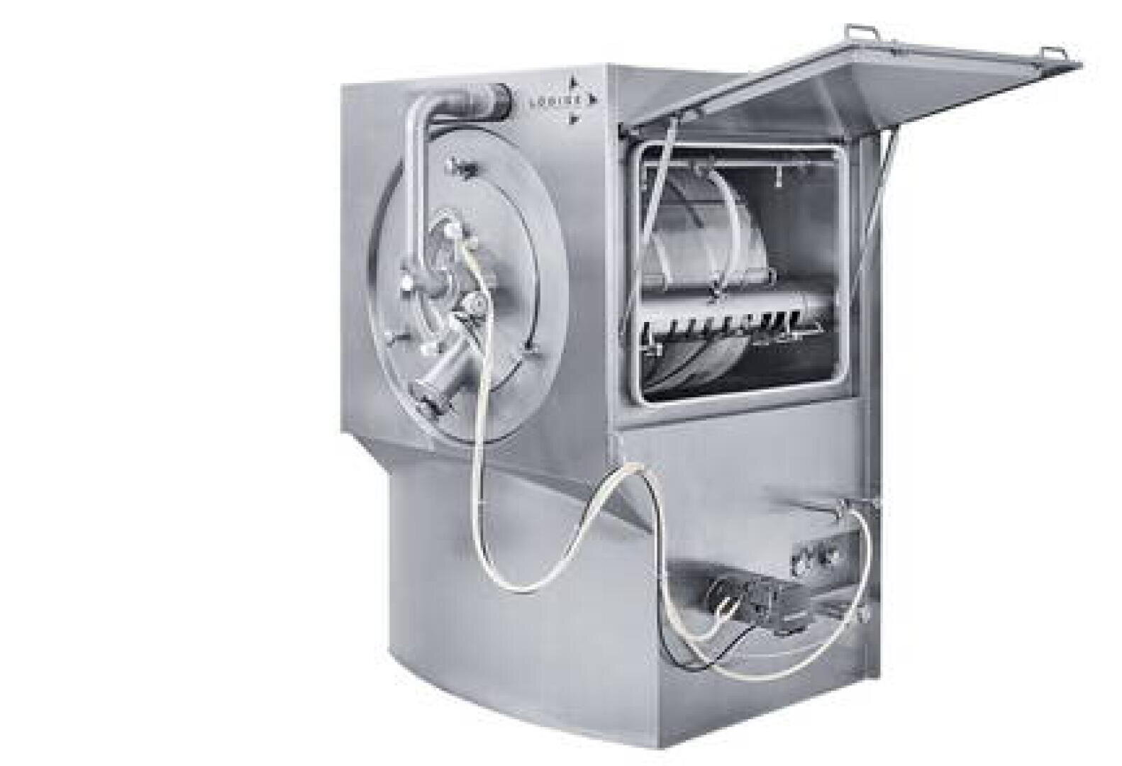 Eine große Industriemaschine aus Edelstahl mit zylindrischer Trommel und offener Klappe, in der rotierende Bauteile und Rohrleitungen zu sehen sind, die wahrscheinlich zum Mischen oder Verarbeiten in der Lebensmittel- oder Pharmaproduktion verwendet werden.