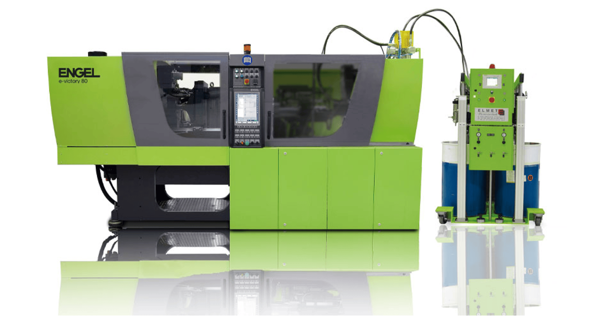 Eine große grün-graue ENGEL e-victory 80 Spritzgießmaschine ist mit einer kleineren grünen Einheit mit blauen Fässern verbunden, die für die industrielle Herstellung von Kunststoffen verwendet wird.