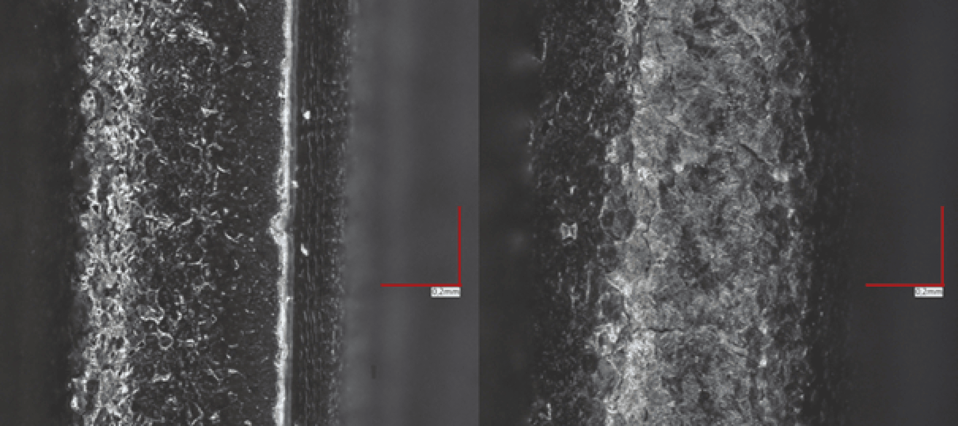Mikroskopische Nahaufnahmen zweier Metalloberflächen nebeneinander, die jeweils unterschiedliche Texturen und Kornstrukturen aufweisen. Die roten Skalenbalken zeigen eine Länge von 200 Mikrometern als Referenz an.