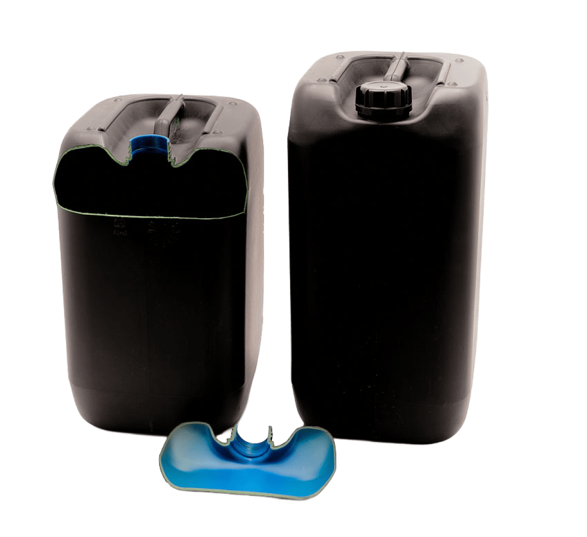 Es werden zwei große schwarze Plastikbehälter gezeigt, von denen einer oben abgeschnitten ist, so dass eine blaue Flüssigkeit im Inneren zu sehen ist. Ein separater Schnitt mit blauer Flüssigkeit befindet sich vor ihnen. Der Hintergrund ist weiß.