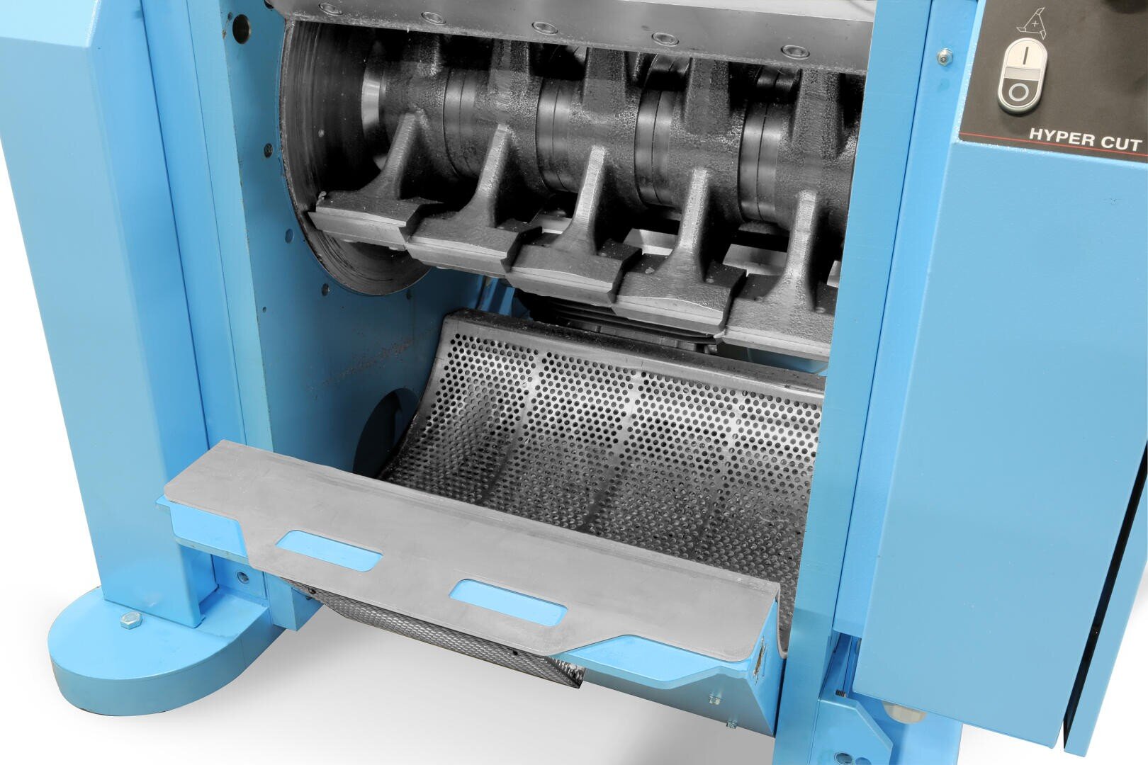 Gros plan sur une machine de découpe industrielle avec des lames rotatives visibles, un collecteur de métal perforé et un boîtier extérieur bleu portant l'inscription Hyper Cut.