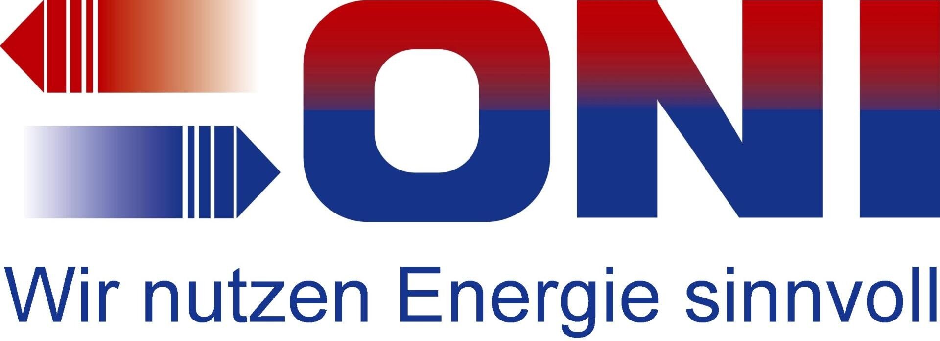 Logo mit dem Wort „ONI“ in einem rot-blauen Farbverlauf, flankiert von zwei Pfeilmotiven. Darunter steht der deutsche Text: „Wir nutzen Energie sinnvoll.“.
