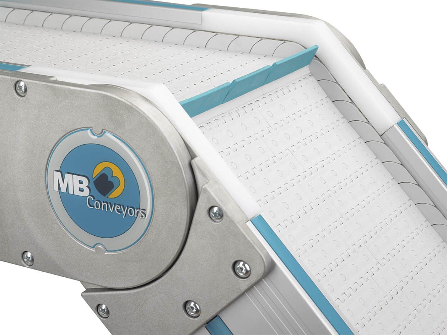 Nahaufnahme eines industriellen Förderbandes mit dem Logo MB Conveyors auf einer runden Metallplatte. Das Förderband ist weiß mit einer segmentierten Oberfläche und blaugrünen Akzenten an den Rändern.