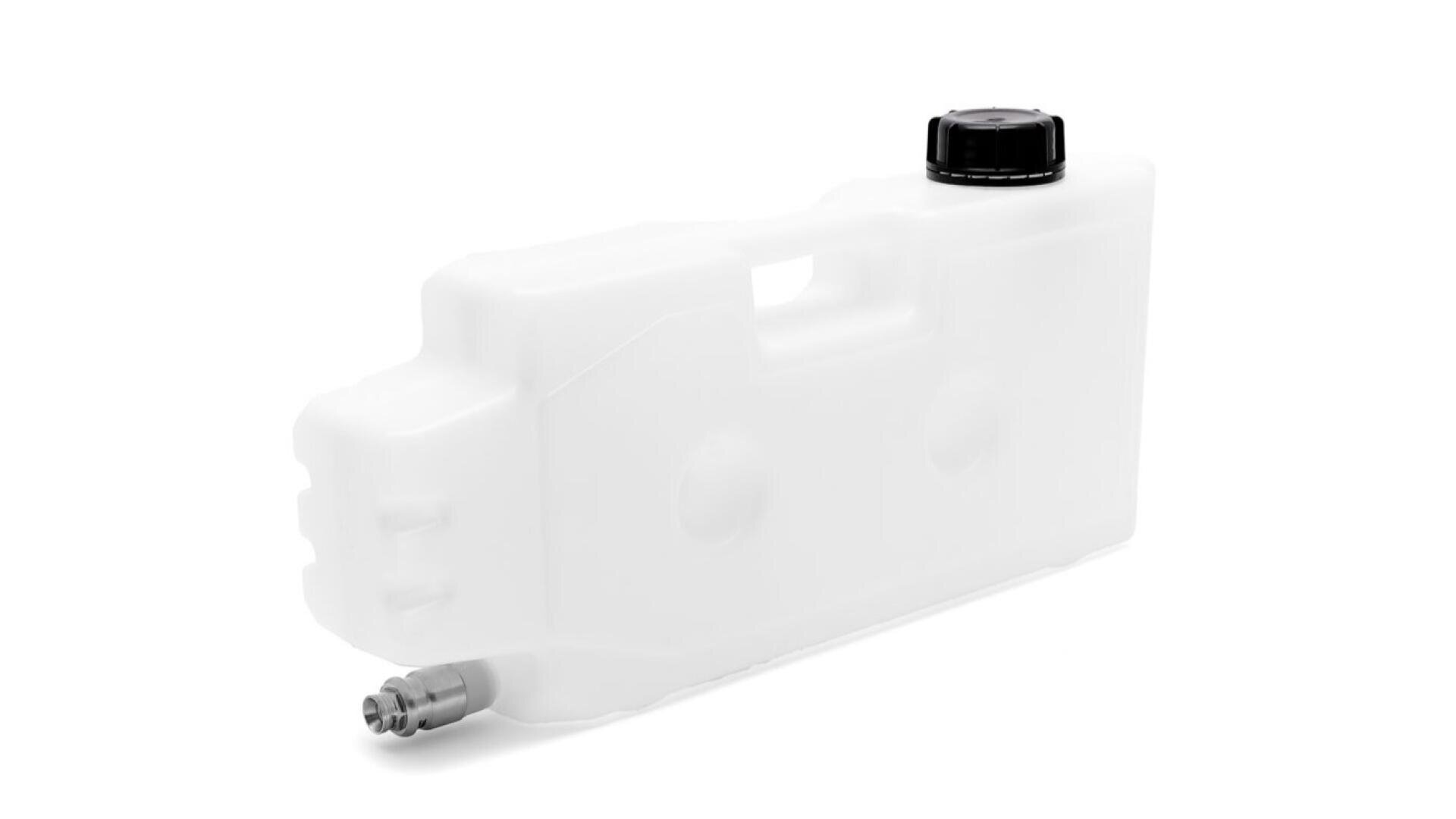Récipient rectangulaire en plastique blanc avec un bouchon à vis noir sur le dessus et un bec verseur en métal dans le coin inférieur, conçu pour contenir et distribuer des liquides.
