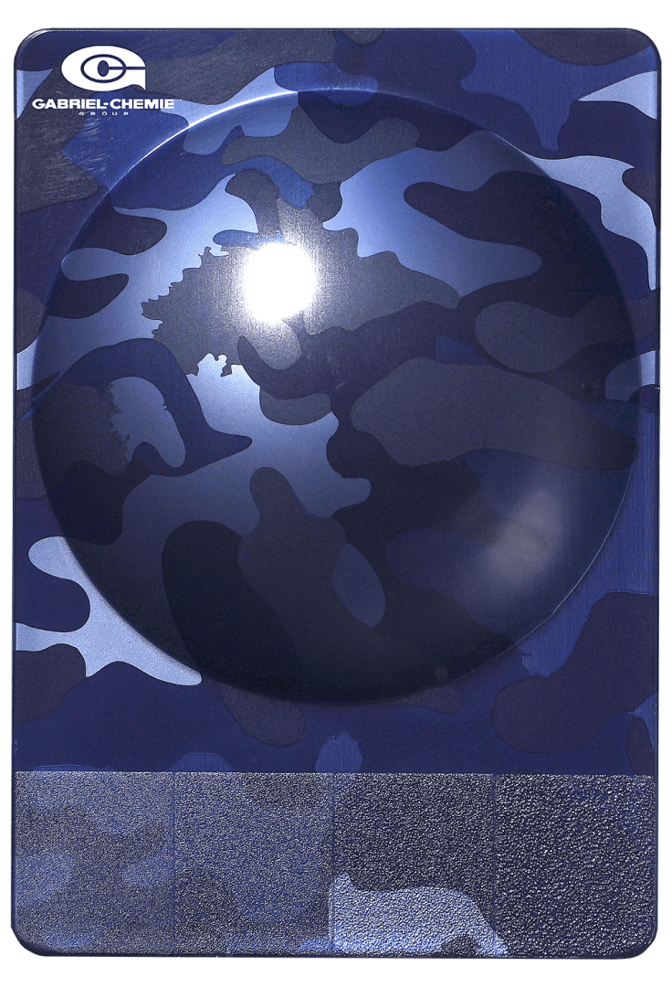 Eine blaue und schwarze Oberfläche mit Camouflage-Muster und einem runden, glänzenden, reflektierenden Bereich in der Mitte. Das Gabriel-Chemie-Logo befindet sich in der linken oberen Ecke. Am unteren Rand befindet sich ein strukturierter, metallischer Streifen.