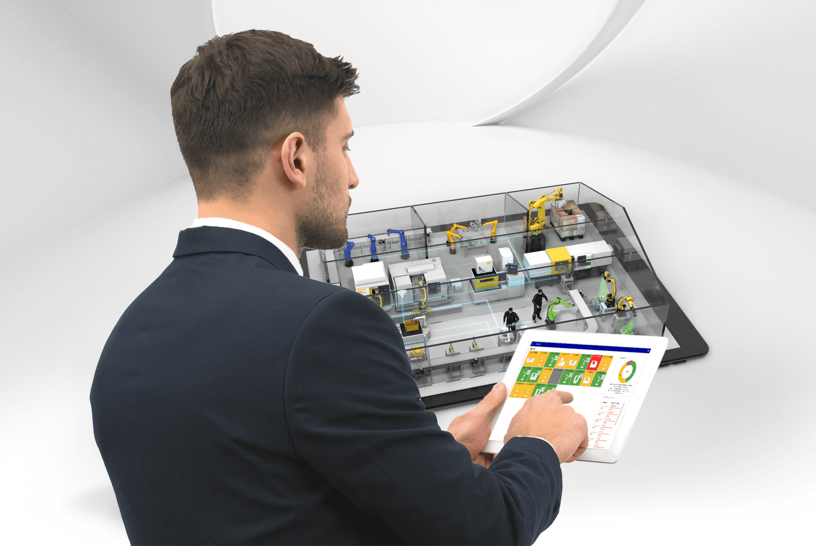 Ein Mann im Anzug benutzt ein Tablet, um mit einer digitalen Schnittstelle zu interagieren, die eine industrielle Fabrikhalle mit Maschinen, Robotern und Arbeitern zeigt, was auf ein intelligentes Fabrikmanagement oder industrielle Automatisierung hindeutet.