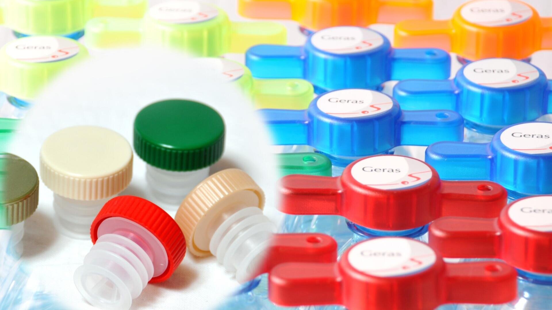 Des bouchons de bouteilles en plastique de différentes couleurs, dont le rouge, le jaune, le vert et le bleu, sont empilés et étalés. Une petite image montre des gros plans de bouchons de bouteilles beiges, verts et rouges avec des becs verseurs.