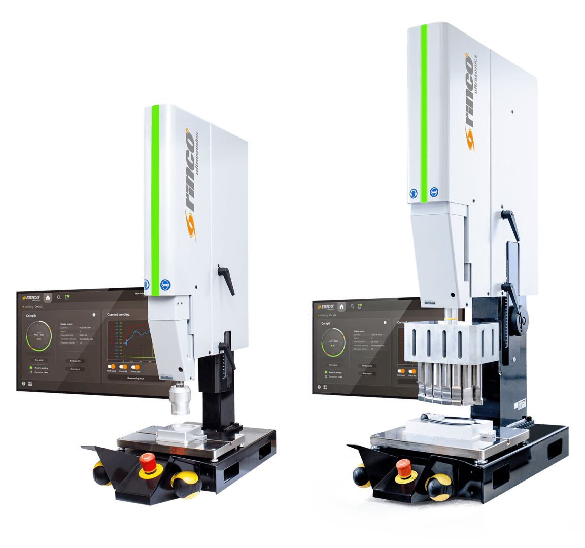 Zwei weiße industrielle Ultraschallschweißmaschinen mit digitalen Touchscreens, die jeweils mit Bedientasten ausgestattet sind, werden nebeneinander vor einem einfarbigen Hintergrund gezeigt. Die linke Maschine hat einen einzelnen Werkzeugkopf, die rechte hat mehrere Werkzeugköpfe.