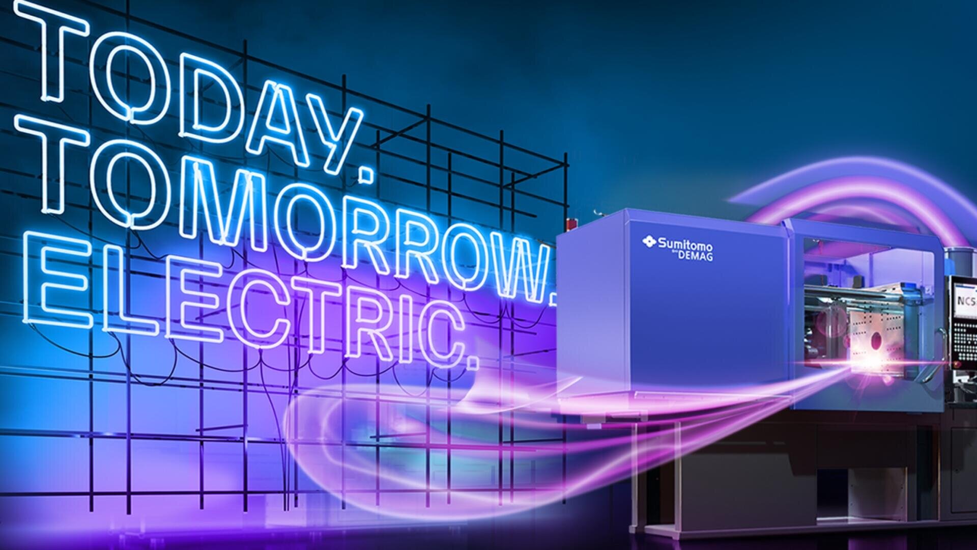 Eine blaue Sumitomo DEMAG-Elektromaschine ist mit leuchtenden violetten Lichtspuren und einer großen Neonschrift mit der Aufschrift TODAY. MORGEN. ELECTRIC. vor einem dunklen, futuristischen Hintergrund.