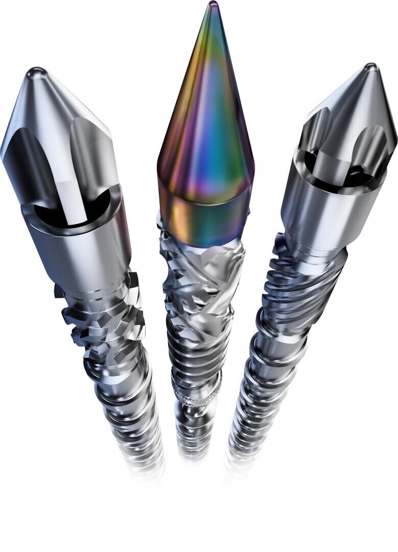 Drei orthopädische Metallspiralschrauben stehen aufrecht auf einem weißen Hintergrund; die mittlere Schraube hat eine regenbogenfarbene, spitze Spitze, während die beiden anderen silberne, abgeschrägte Spitzen mit seitlichen Öffnungen haben.