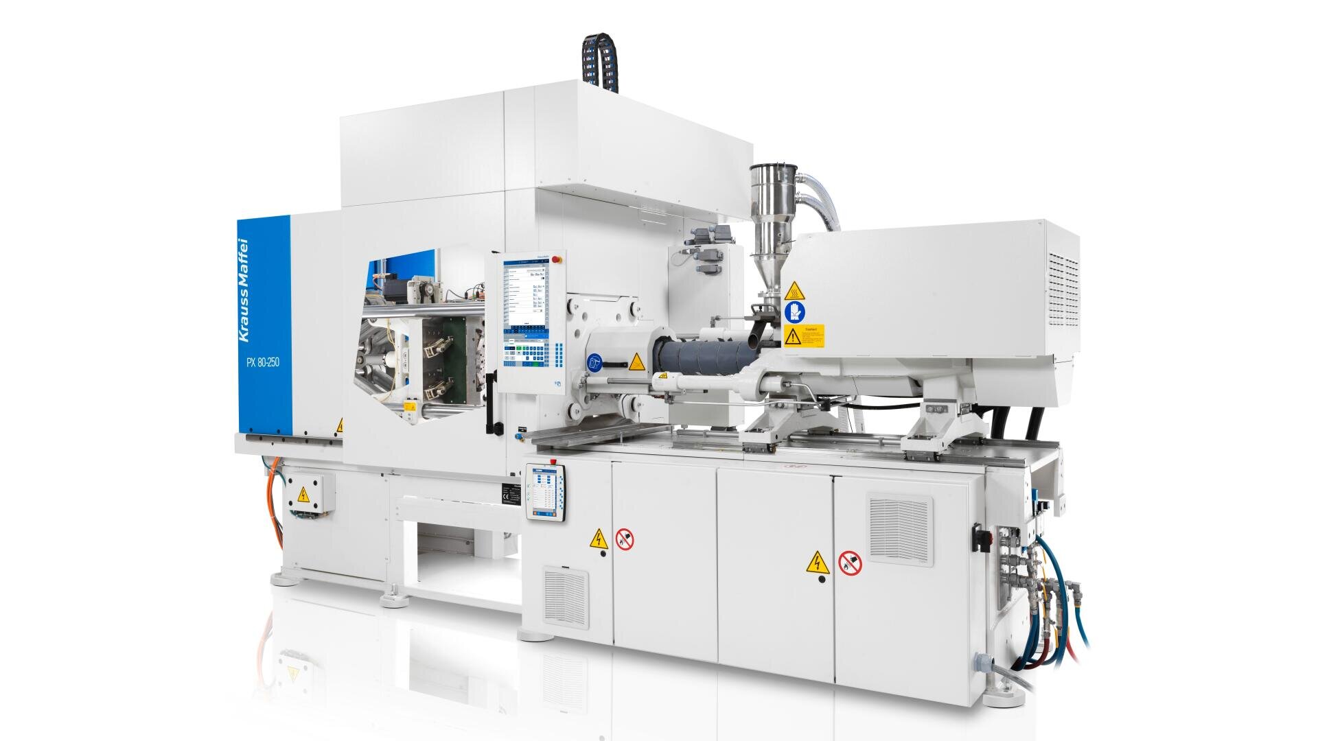 Eine weiße industrielle Spritzgießmaschine mit blauen Akzenten, mehreren Bedienfeldern, Kabeln, Warnschildern und einem transparenten Bereich, der die internen Mechanismen zeigt, steht auf einem weißen Hintergrund.
