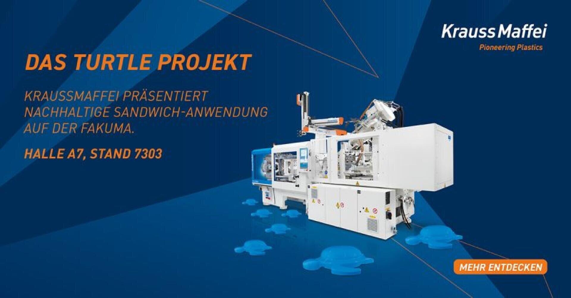 Eine Werbegrafik für das "Turtle Projekt" von KraussMaffei, die eine große Industriemaschine auf blauem Hintergrund mit orangefarbenem und weißem Text zeigt und die nachhaltige Sandwich-Anwendung auf der Fakuma, Halle A7, Stand 7303 ankündigt.