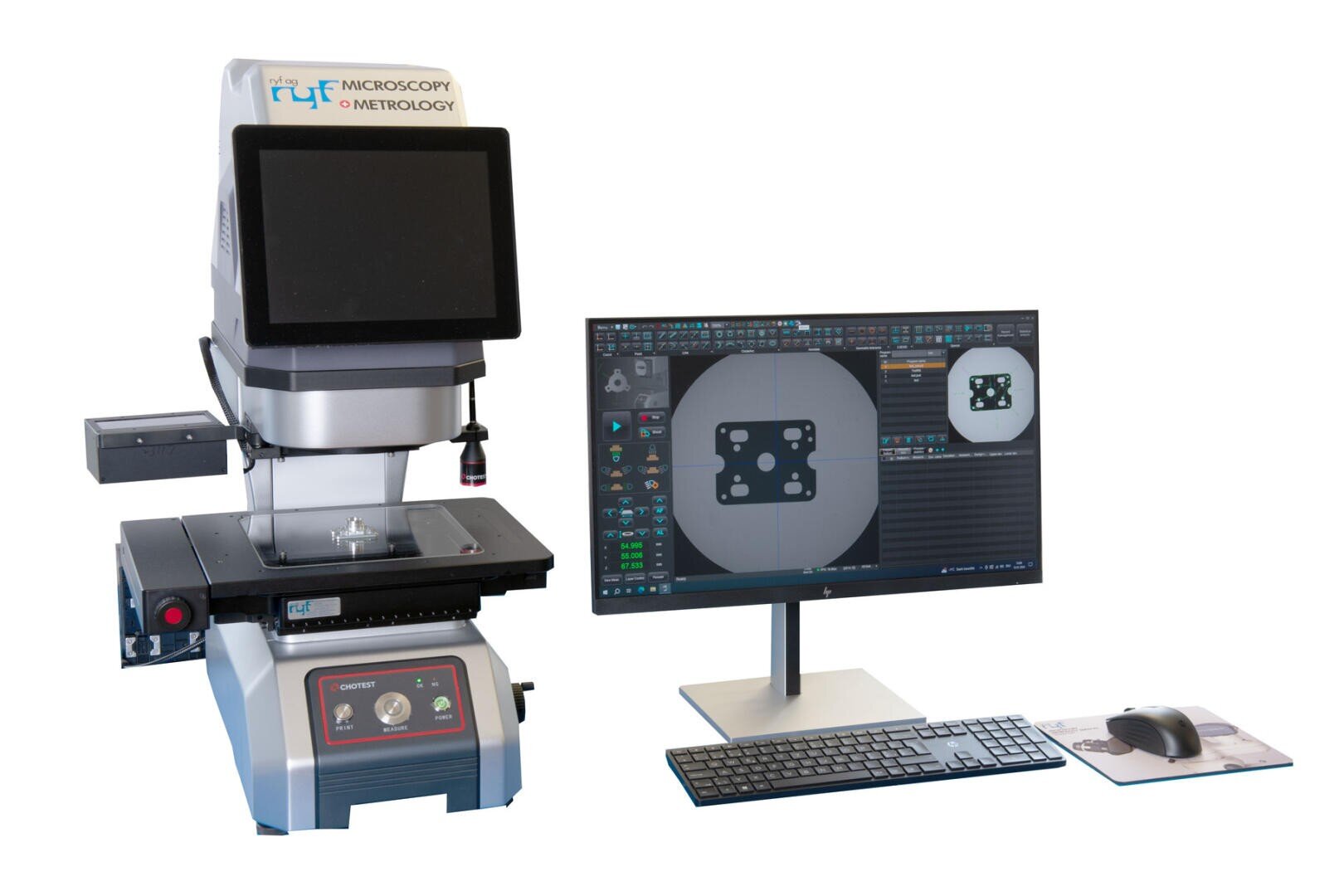 Ein digitales Mess- und Inspektionssystem mit einem großen Bildschirm, einem Bedienfeld und einem Computermonitor mit Analysesoftware, Tastatur und Maus, das für Mikroskopie- und Metrologieanwendungen verwendet wird.